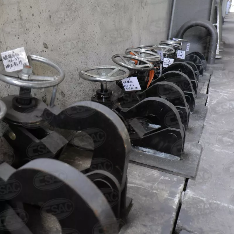 Vattentät svängbara ankarkedjesläppare